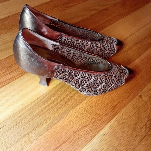 Mario Valentino Size 6 Vintage Kitten Heels Pumps Bronze Mario Valentino - Picture 2 of 7